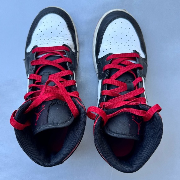Nike Air Jordan 1 Mid
Big Kids' Shoes - Picture 4 of 5